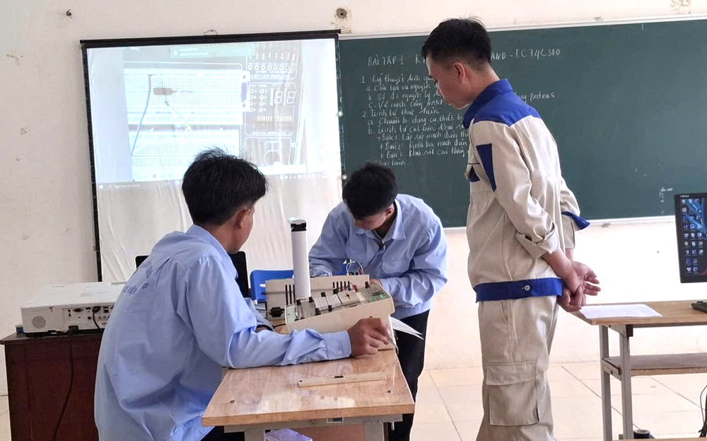 Giờ thực hành của Lớp Cơ điện, Trường Trung cấp Dân tộc nội trú Nghĩa Lộ.